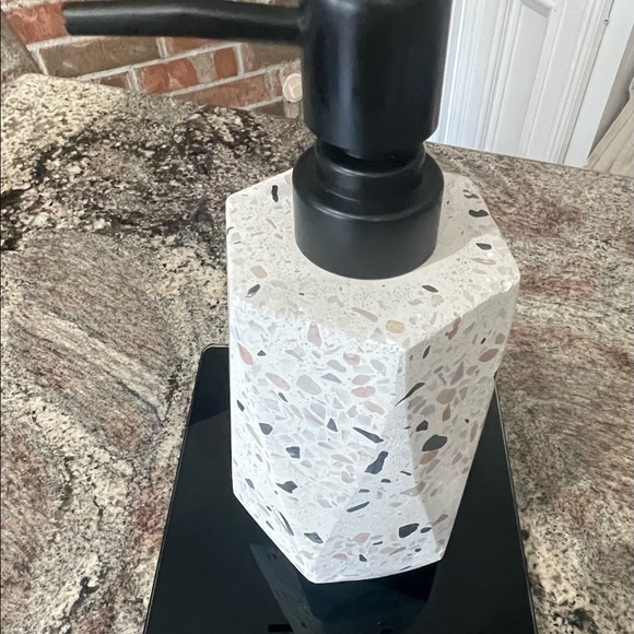 Ten4 - Heavy duty, indoor/outdoor soap dispenser - Picture 3 of 3